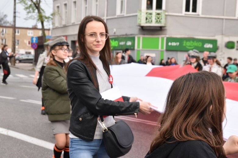  Dzień Flagi w Skierniewicach. To tutaj rozwinięto najdłuższą flagę w Łódzkiem 