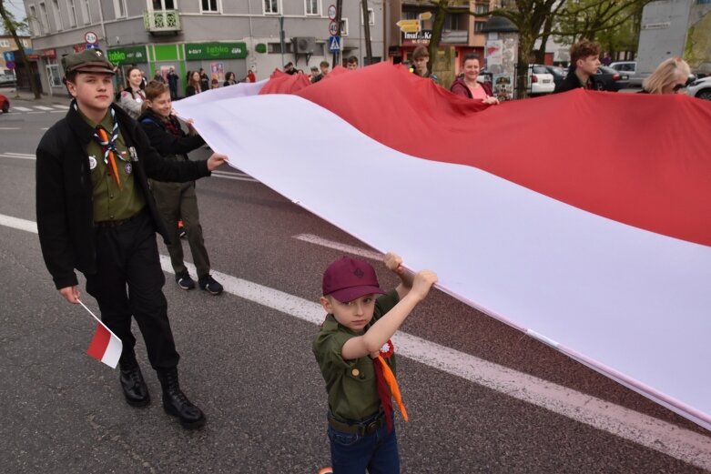  Dzień Flagi w Skierniewicach. To tutaj rozwinięto najdłuższą flagę w Łódzkiem 