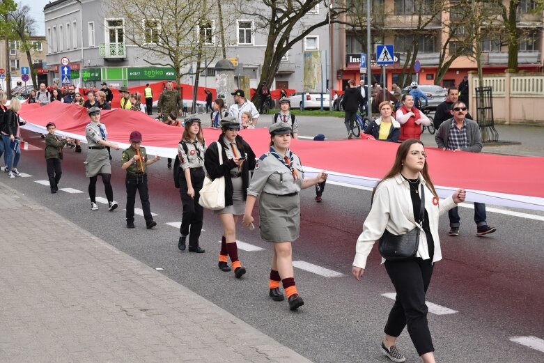  Dzień Flagi w Skierniewicach. To tutaj rozwinięto najdłuższą flagę w Łódzkiem 