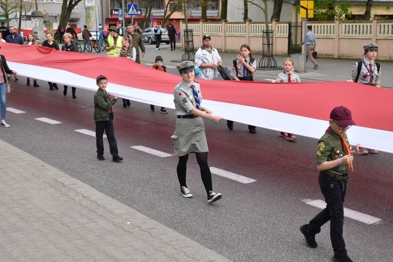  Dzień Flagi w Skierniewicach. To tutaj rozwinięto najdłuższą flagę w Łódzkiem 