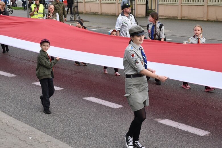  Dzień Flagi w Skierniewicach. To tutaj rozwinięto najdłuższą flagę w Łódzkiem 