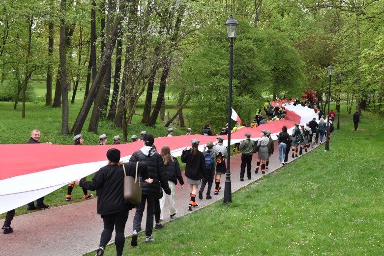  Dzień Flagi w Skierniewicach. To tutaj rozwinięto najdłuższą flagę w Łódzkiem 