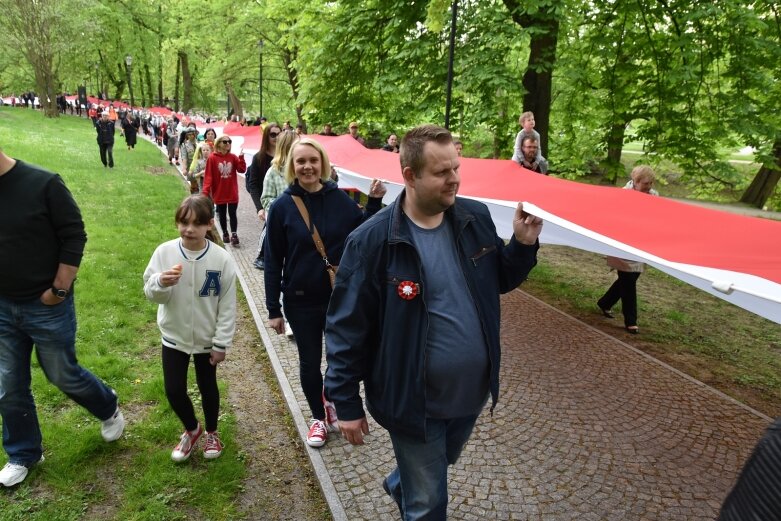  Dzień Flagi w Skierniewicach. To tutaj rozwinięto najdłuższą flagę w Łódzkiem 