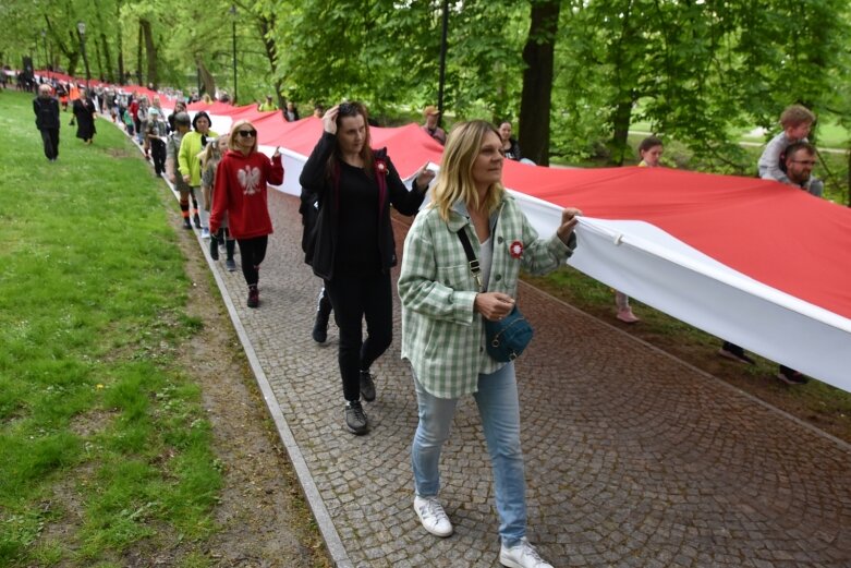  Dzień Flagi w Skierniewicach. To tutaj rozwinięto najdłuższą flagę w Łódzkiem 