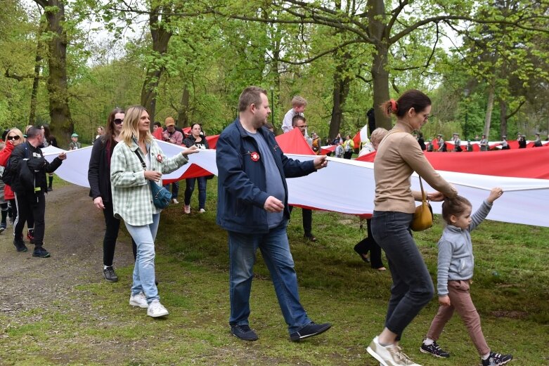  Dzień Flagi w Skierniewicach. To tutaj rozwinięto najdłuższą flagę w Łódzkiem 