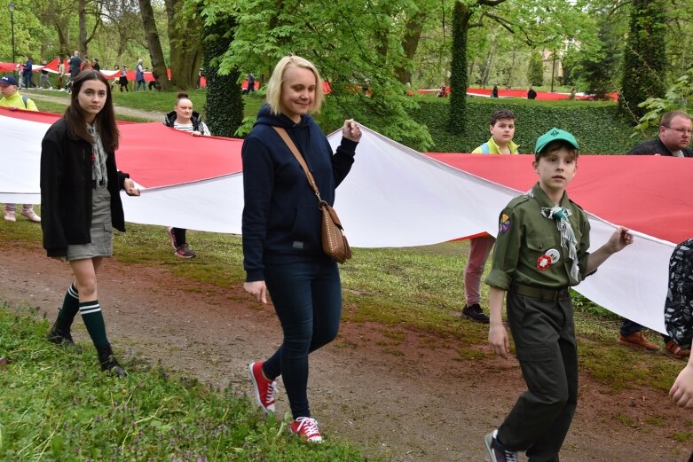  Dzień Flagi w Skierniewicach. To tutaj rozwinięto najdłuższą flagę w Łódzkiem 