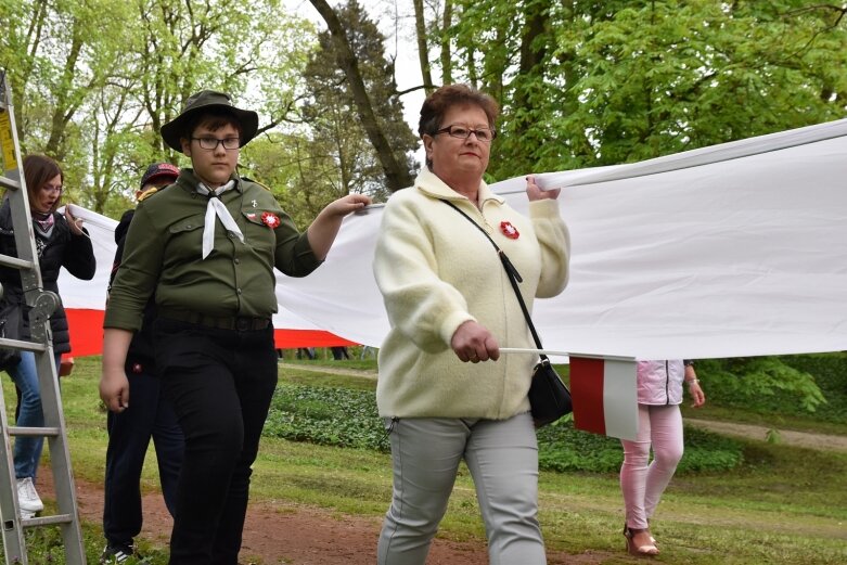  Dzień Flagi w Skierniewicach. To tutaj rozwinięto najdłuższą flagę w Łódzkiem 