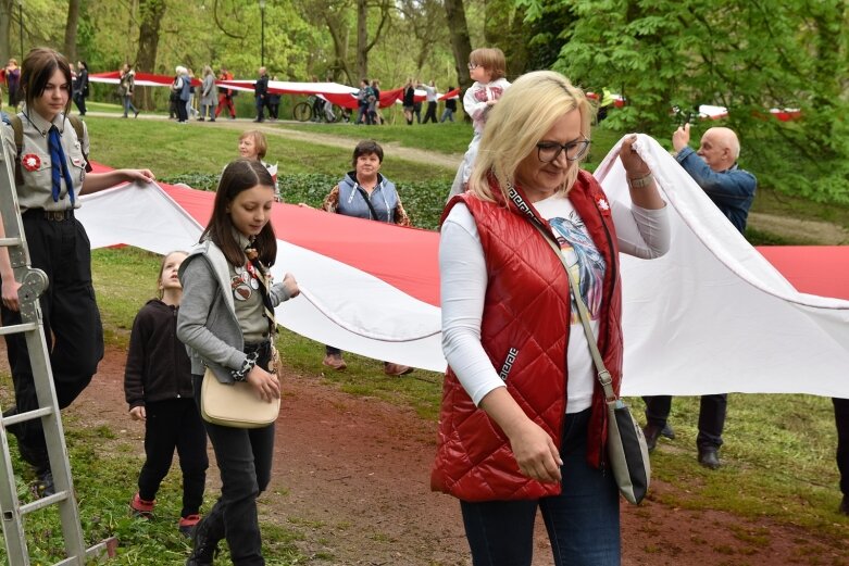  Dzień Flagi w Skierniewicach. To tutaj rozwinięto najdłuższą flagę w Łódzkiem 