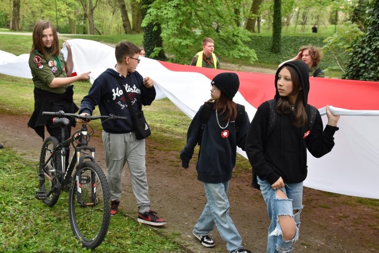  Dzień Flagi w Skierniewicach. To tutaj rozwinięto najdłuższą flagę w Łódzkiem 