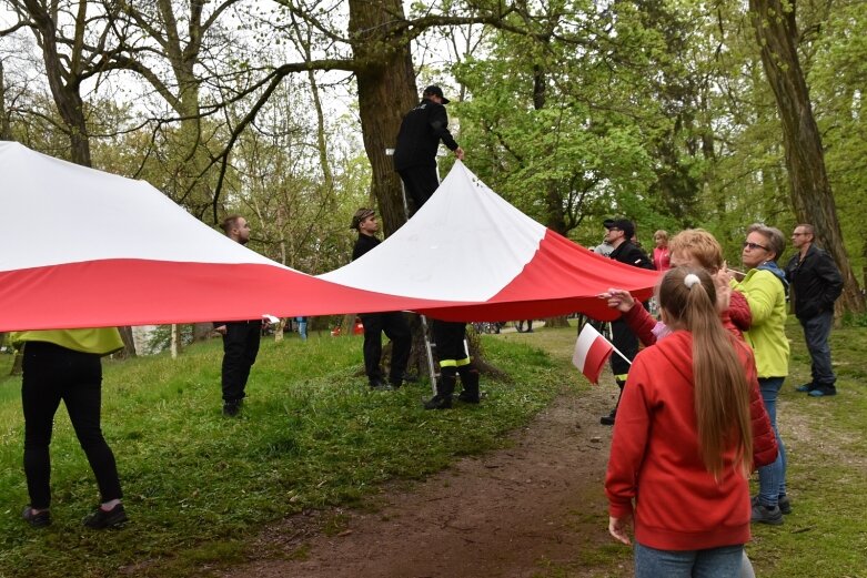  Dzień Flagi w Skierniewicach. To tutaj rozwinięto najdłuższą flagę w Łódzkiem 