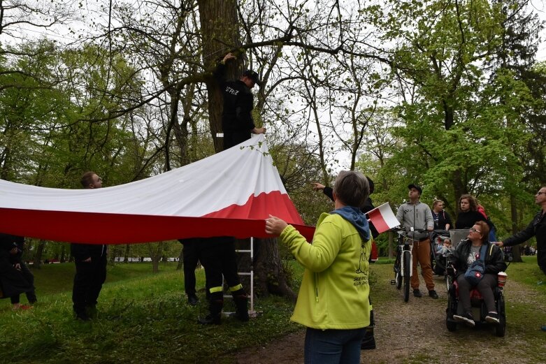  Dzień Flagi w Skierniewicach. To tutaj rozwinięto najdłuższą flagę w Łódzkiem 