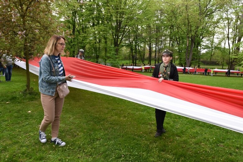  Dzień Flagi w Skierniewicach. To tutaj rozwinięto najdłuższą flagę w Łódzkiem 