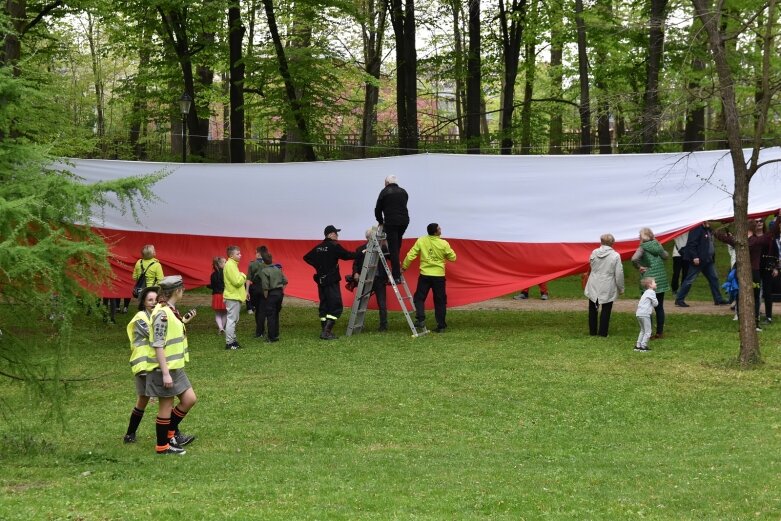  Dzień Flagi w Skierniewicach. To tutaj rozwinięto najdłuższą flagę w Łódzkiem 