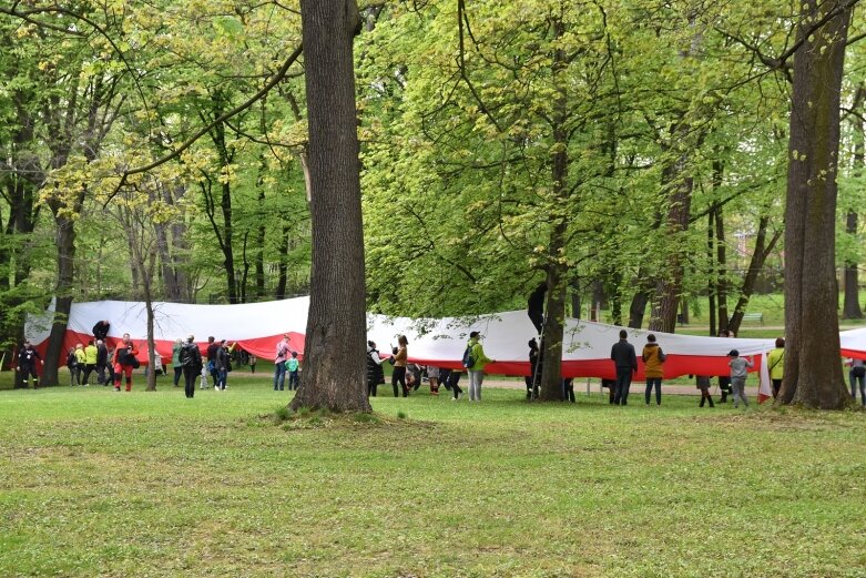  Dzień Flagi w Skierniewicach. To tutaj rozwinięto najdłuższą flagę w Łódzkiem 