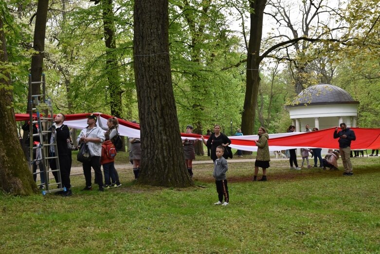  Dzień Flagi w Skierniewicach. To tutaj rozwinięto najdłuższą flagę w Łódzkiem 