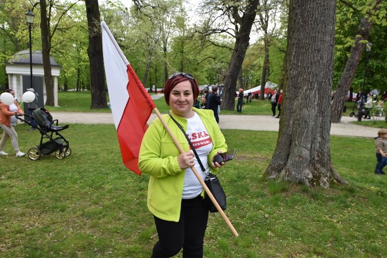  Dzień Flagi w Skierniewicach. To tutaj rozwinięto najdłuższą flagę w Łódzkiem 