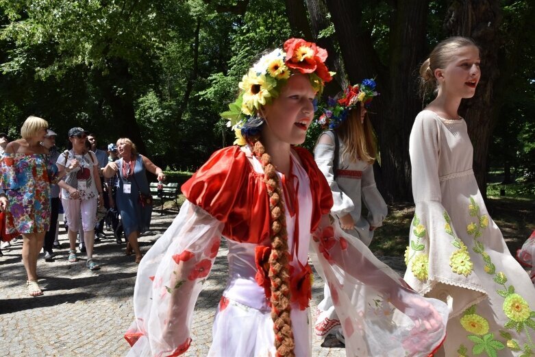  Folkowe rytmy w skierniewickim parku 