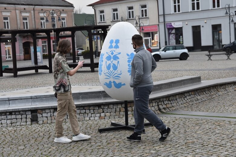  Gigantyczne pisanki na rynku. Dlaczego są biało-niebieskie?  