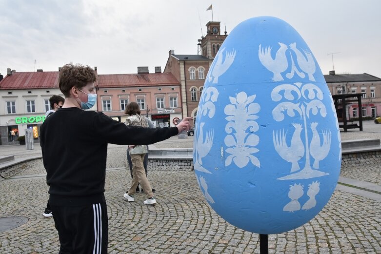  Gigantyczne pisanki na rynku. Dlaczego są biało-niebieskie?  