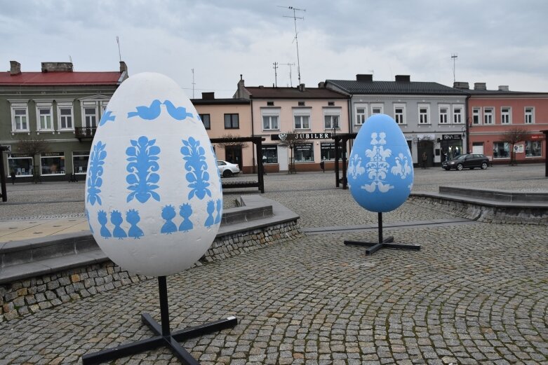  Gigantyczne pisanki na rynku. Dlaczego są biało-niebieskie?  