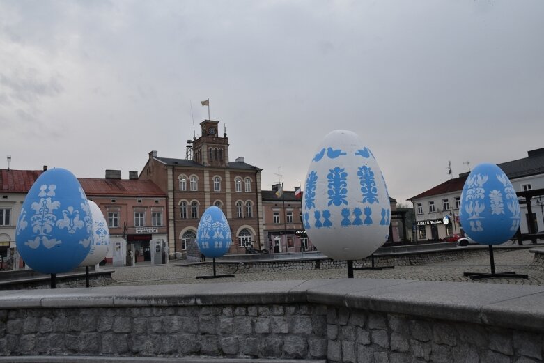  Gigantyczne pisanki na rynku. Dlaczego są biało-niebieskie?  