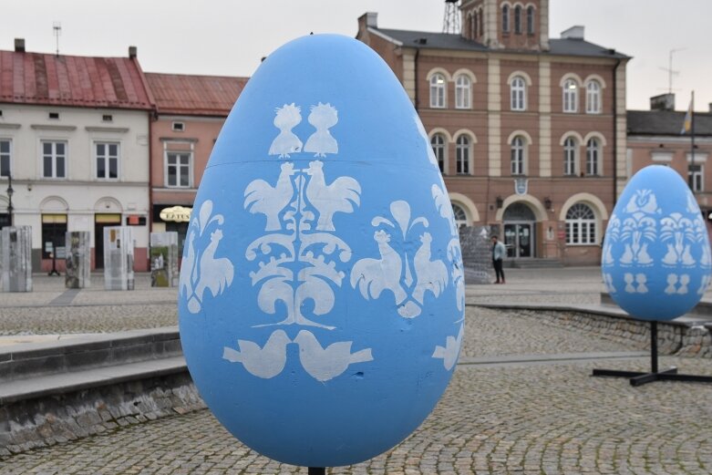  Gigantyczne pisanki na rynku. Dlaczego są biało-niebieskie?  