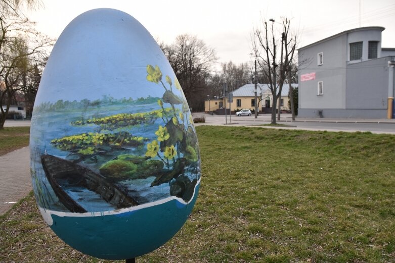  Gigantyczne pisanki na rynku. Dlaczego są biało-niebieskie?  