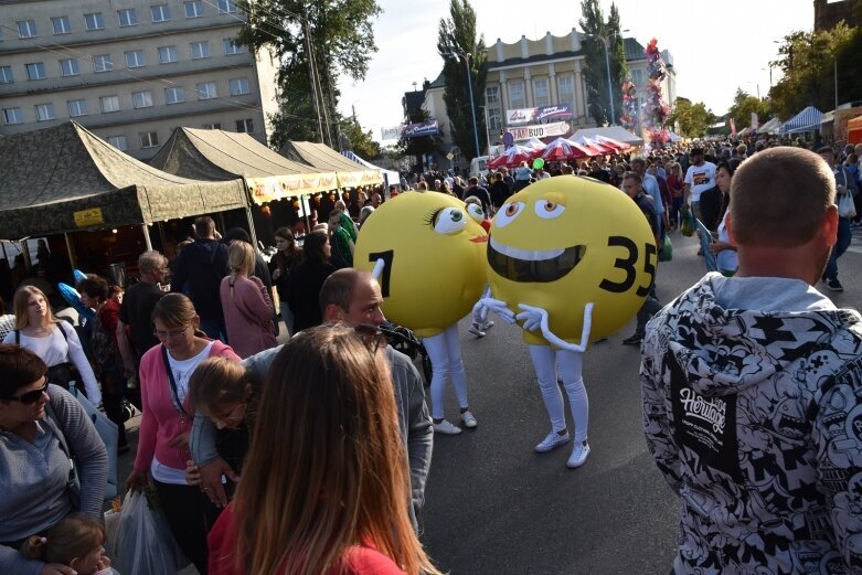  Gwarnie i kolorowo. Ulice tętnią życiem  