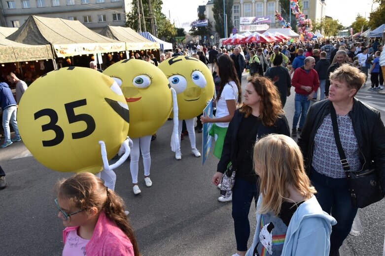  Gwarnie i kolorowo. Ulice tętnią życiem  