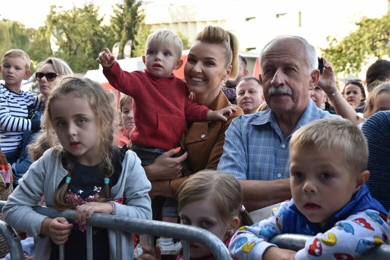  Gwarnie i kolorowo. Ulice tętnią życiem  