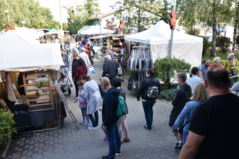  Gwarnie i kolorowo. Ulice tętnią życiem  