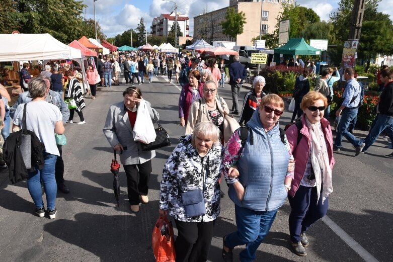  Gwarnie i kolorowo. Ulice tętnią życiem  