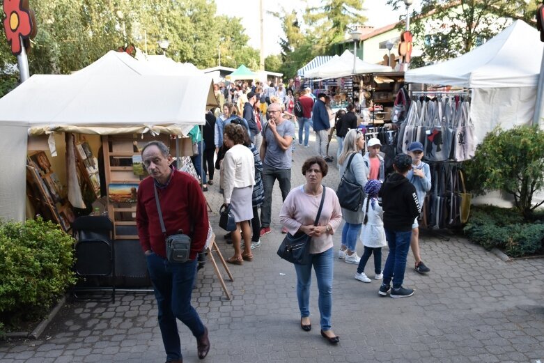  Gwarnie i kolorowo. Ulice tętnią życiem  