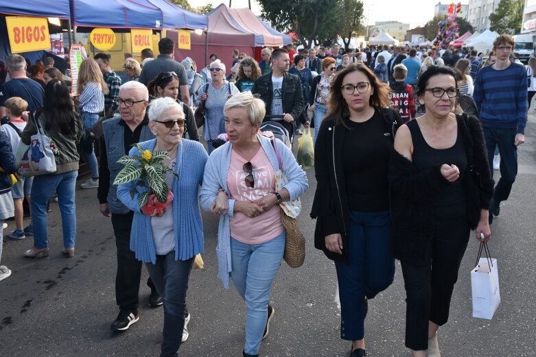  Gwarnie i kolorowo. Ulice tętnią życiem  