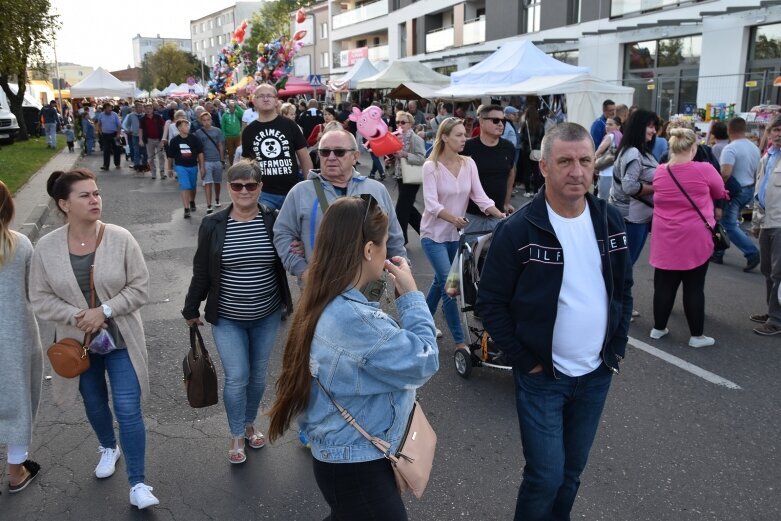  Gwarnie i kolorowo. Ulice tętnią życiem  