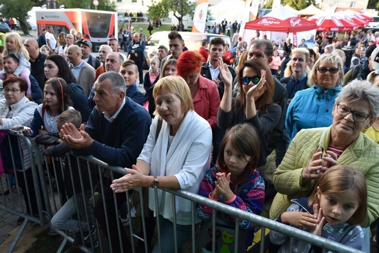  Gwarnie i kolorowo. Ulice tętnią życiem  