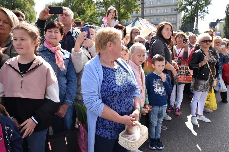  Gwarnie i kolorowo. Ulice tętnią życiem  