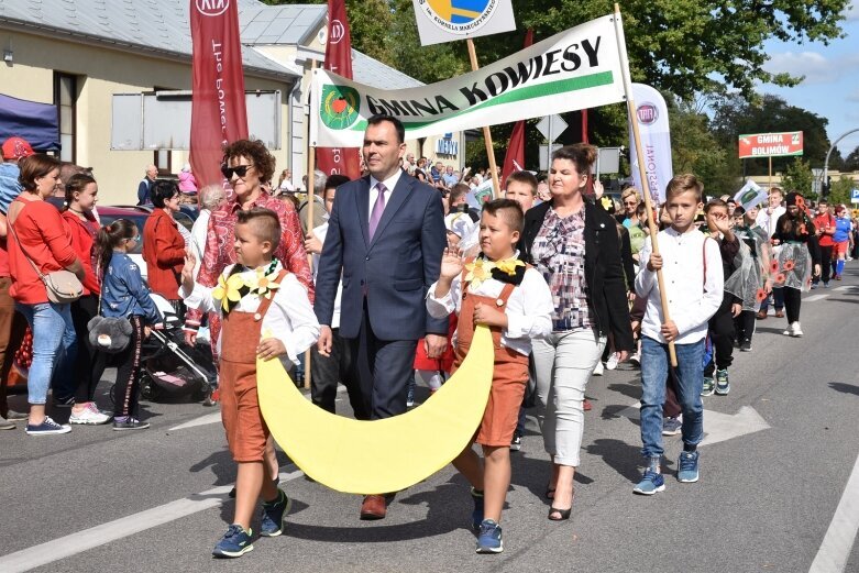  Gwarnie i kolorowo. Ulice tętnią życiem  