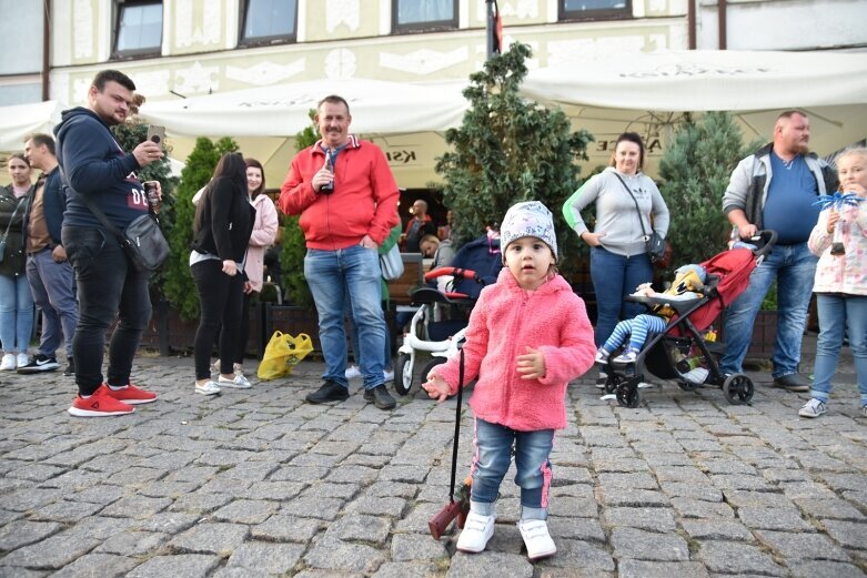  Gwarnie i kolorowo. Ulice tętnią życiem  