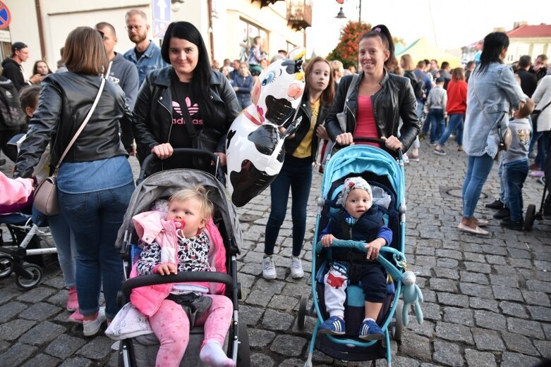  Gwarnie i kolorowo. Ulice tętnią życiem  