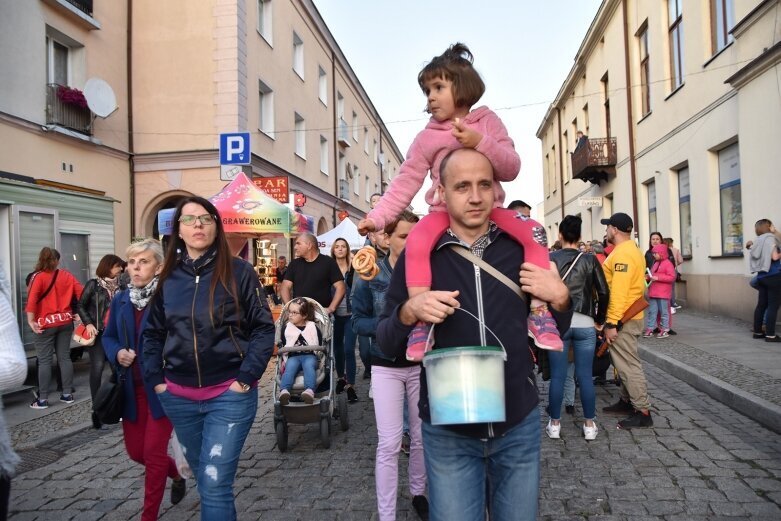  Gwarnie i kolorowo. Ulice tętnią życiem  