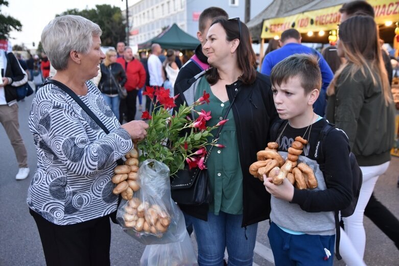  Gwarnie i kolorowo. Ulice tętnią życiem  