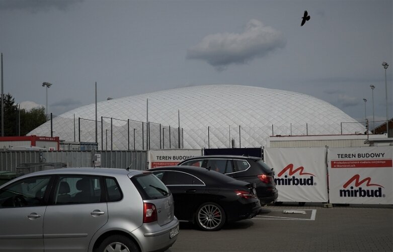  Hala pneumatyczna pokryła boisko. Prace przy budowie stadionu postępują 