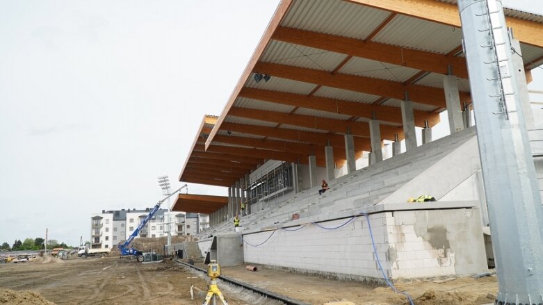  Hala pneumatyczna pokryła boisko. Prace przy budowie stadionu postępują 