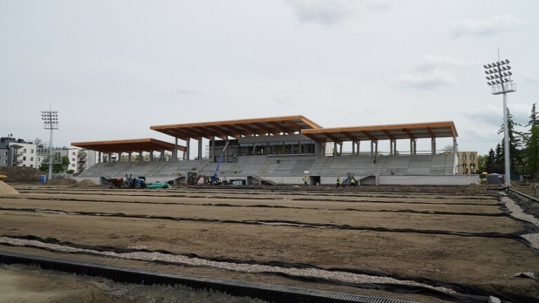  Hala pneumatyczna pokryła boisko. Prace przy budowie stadionu postępują 