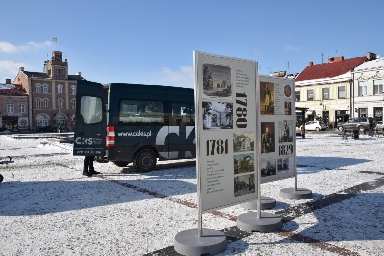  Historia Skierniewic na planszach przed ratuszem 