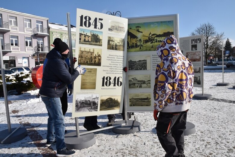  Historia Skierniewic na planszach przed ratuszem 