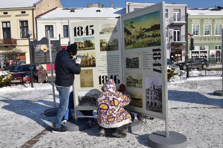  Historia Skierniewic na planszach przed ratuszem 