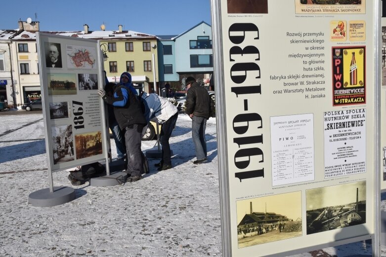  Historia Skierniewic na planszach przed ratuszem 