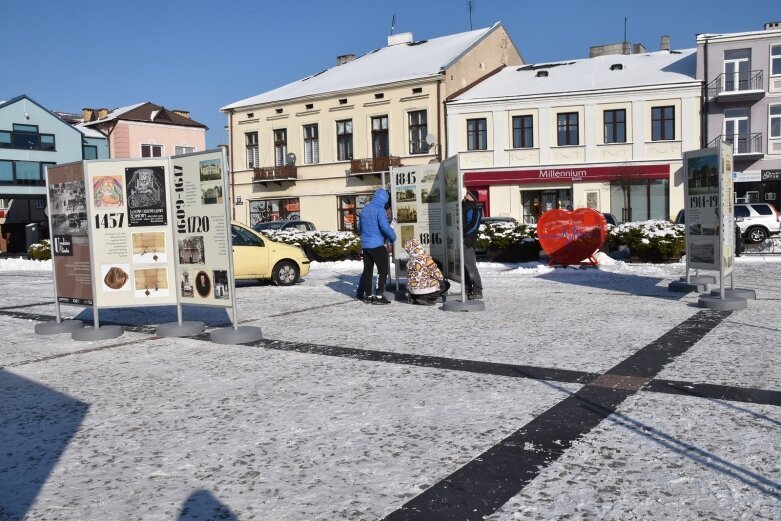  Historia Skierniewic na planszach przed ratuszem 